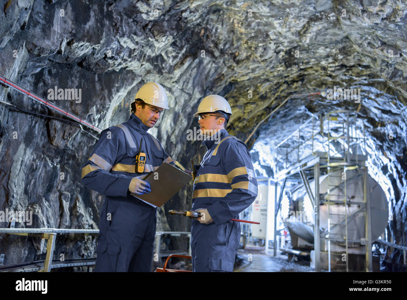Arbeiter im Tunnel im Wasserkraftwerk Stockfoto