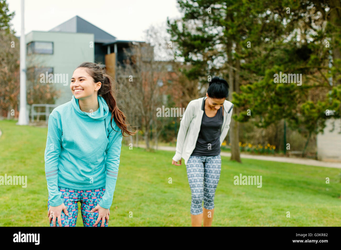 Zwei junge Frauen im Freien, sich fit halten Stockfoto