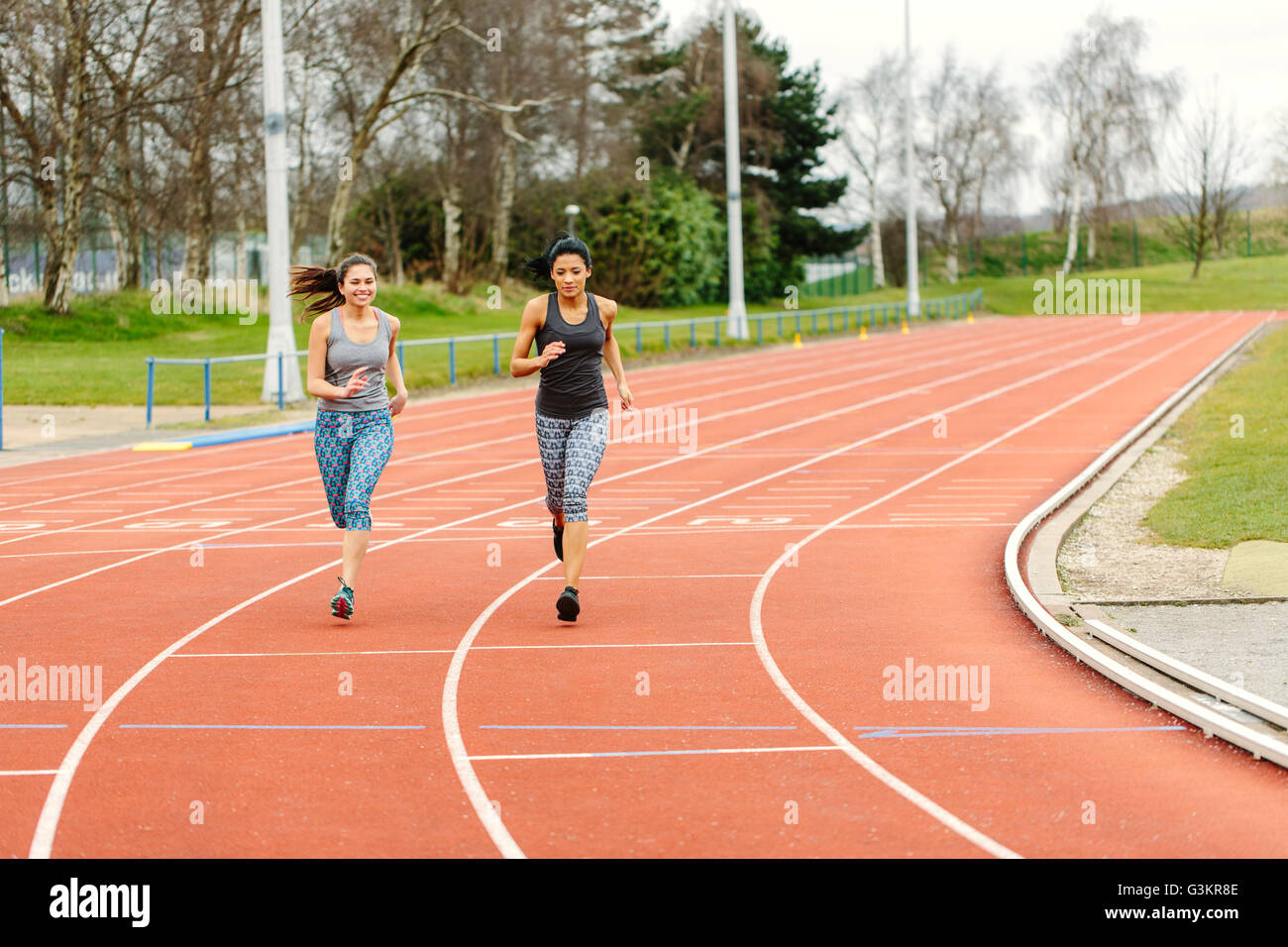 Zwei junge Frauen, die läuft auf Laufband Stockfoto