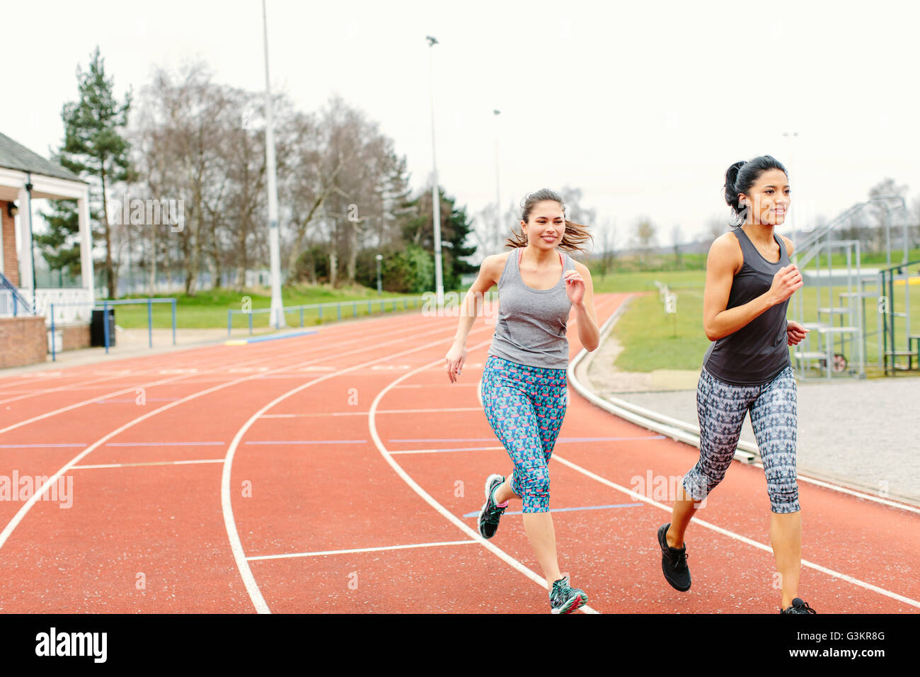 Zwei junge Frauen, die läuft auf Laufband Stockfoto
