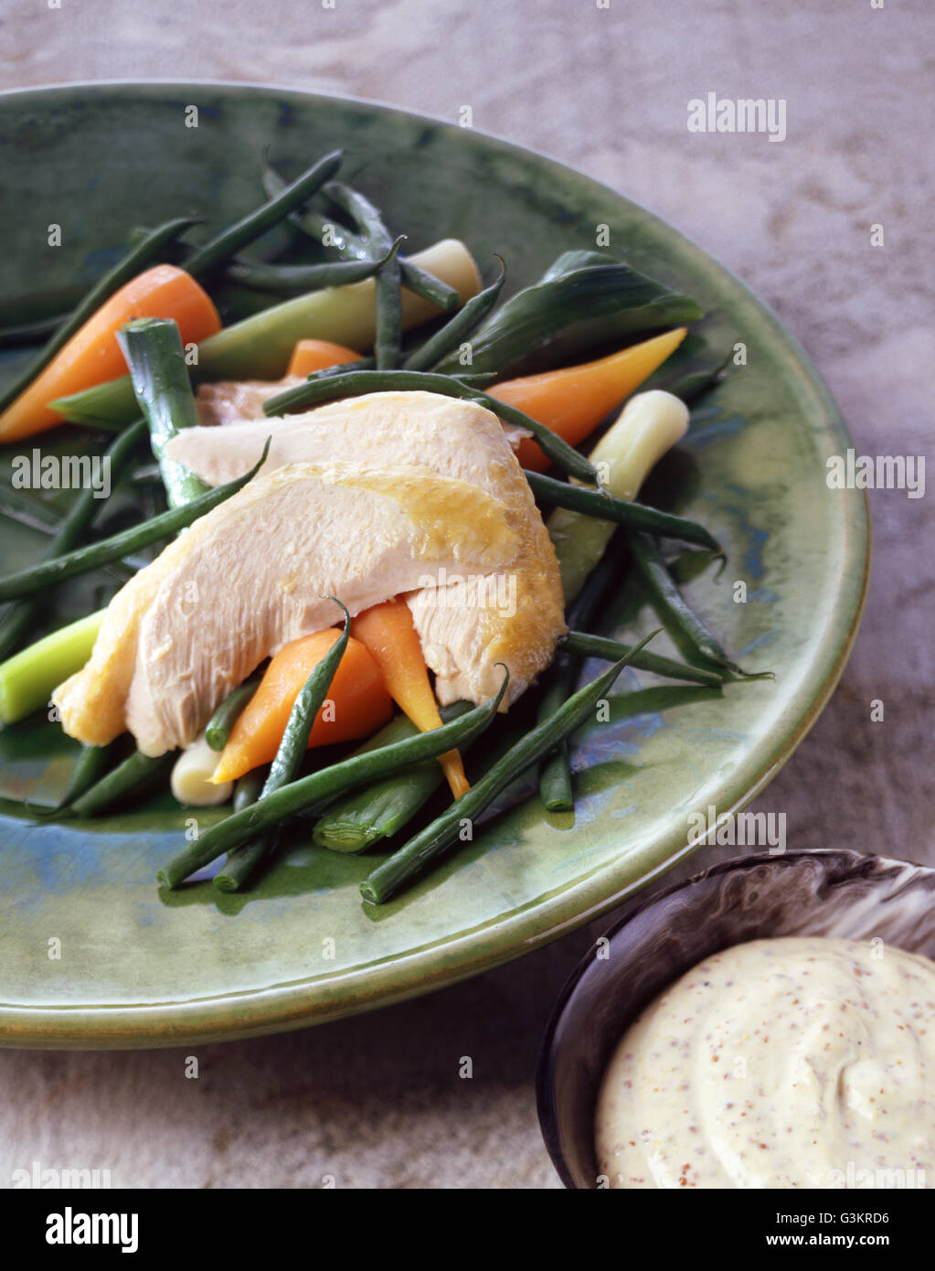 Gedünstetes Huhn auf frisches Gemüse, close-up Stockfoto