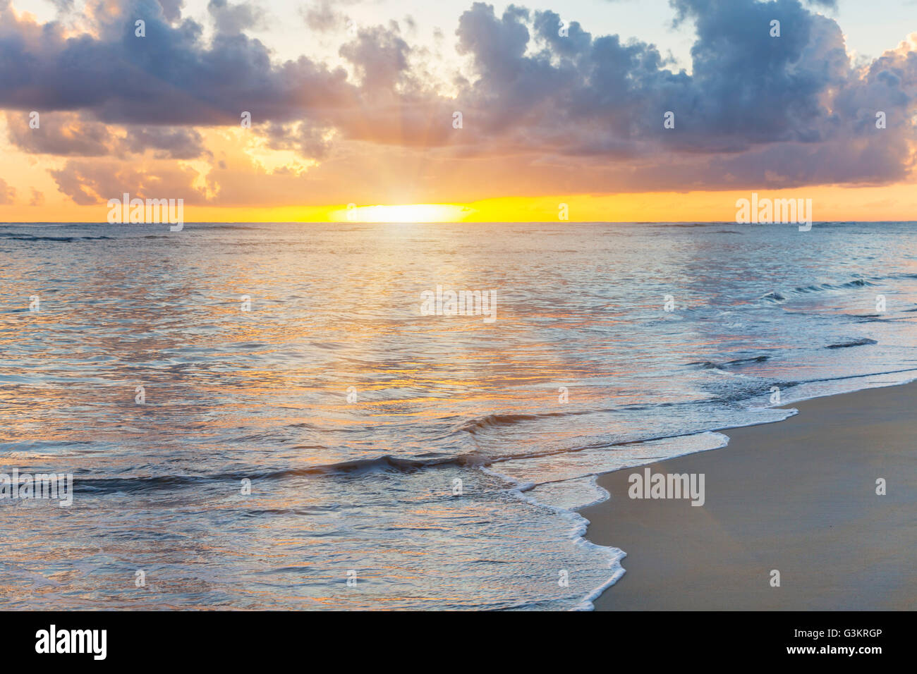 Seelandschaft mit Sonnenstrahlen bei Sonnenuntergang, Dominikanische Republik, Karibik Stockfoto