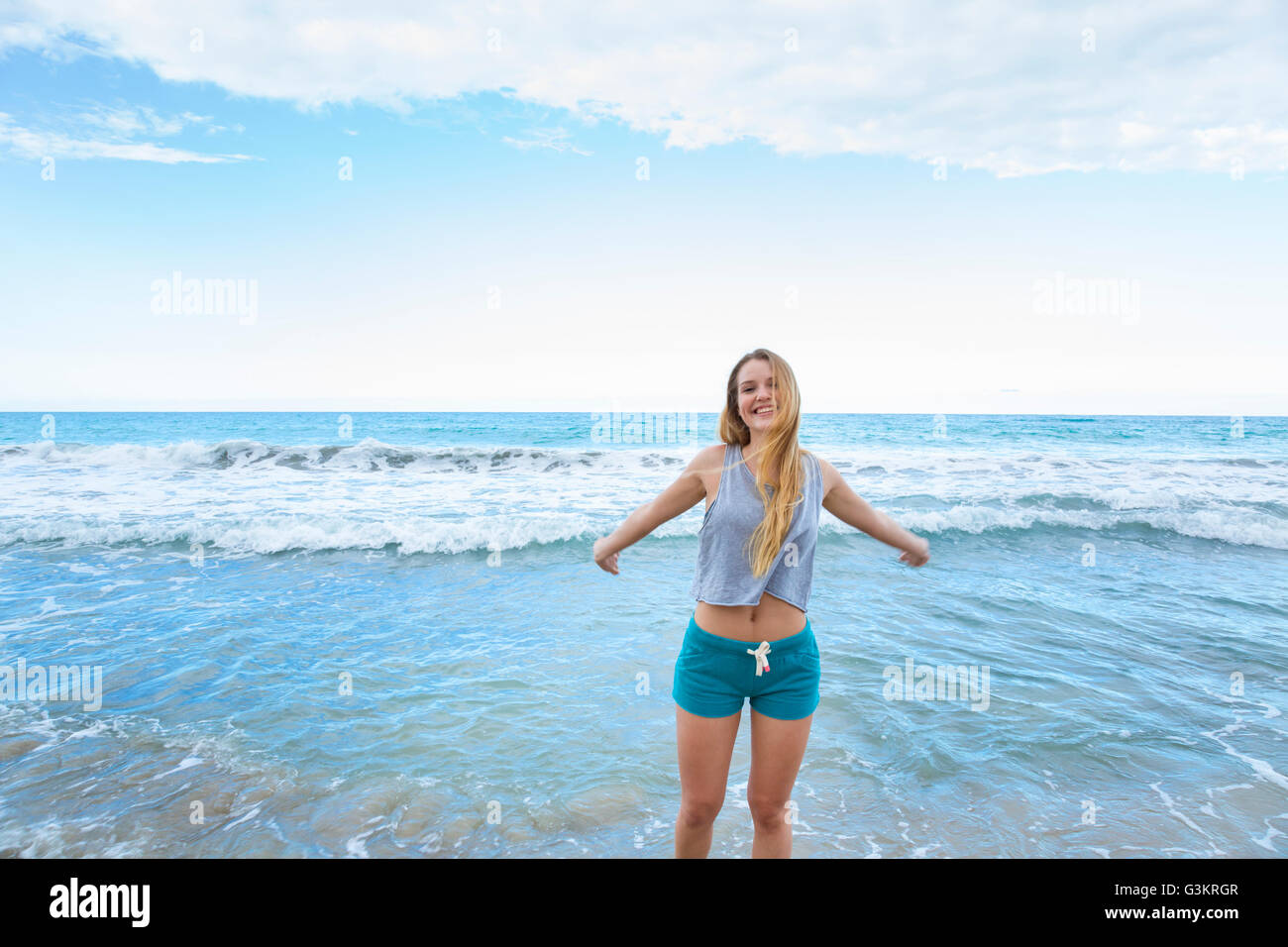 Porträt der jungen Frau mit Armen öffnen im Meer, Dominikanische Republik, Karibik Stockfoto
