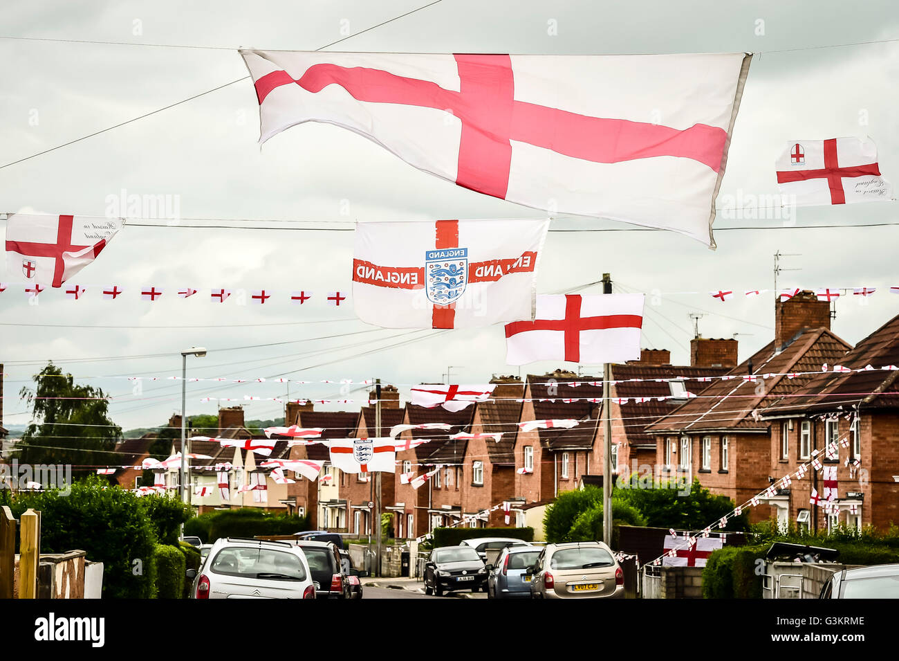 England Fahnen sind in Torrington Avenue im Gebiet von Bristol Knowle West aufgereiht, wie Bewohner der Euro 2016-Fußball-Turnier in Frankreich England begleiten. Stockfoto