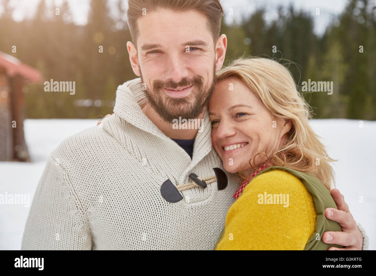 Porträt des Paares im Schnee, Elmau, Bayern, Deutschland Stockfoto