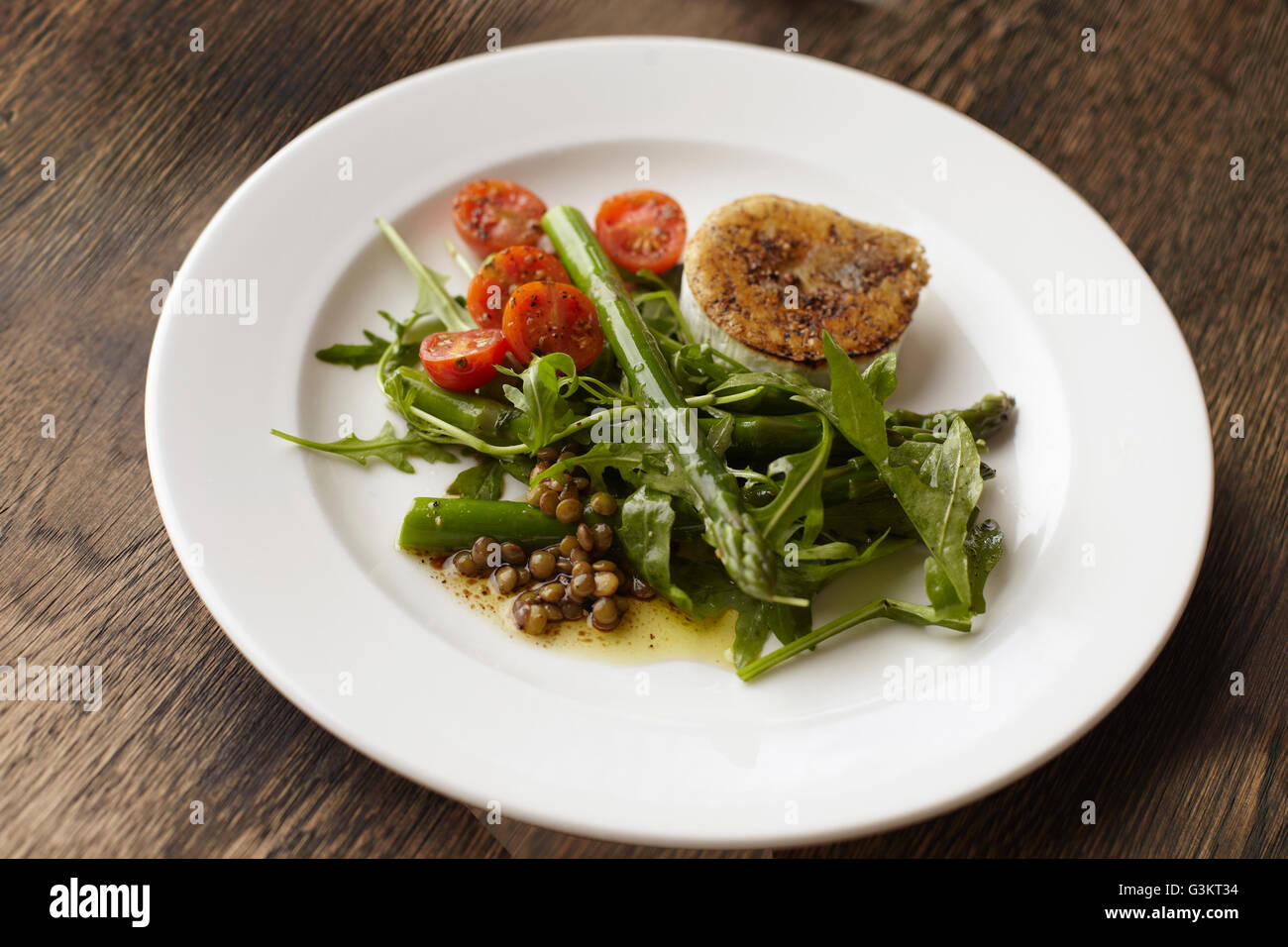 Teller mit gepfefferter gebratenen Ziegenkäse und Salat Stockfoto