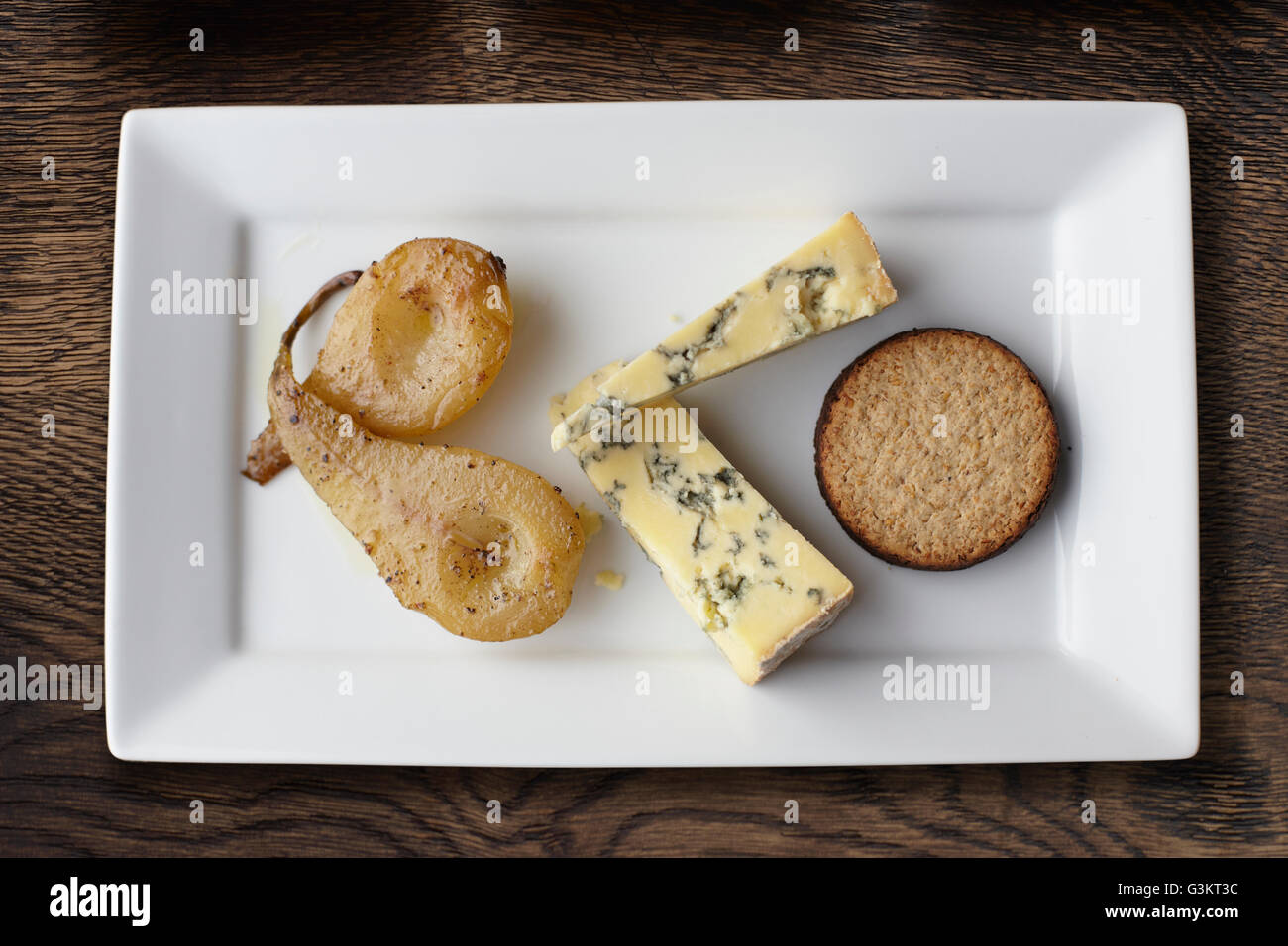 Draufsicht der Stilton, pochierte Birnen und Cracker auf Käse vom Brett Stockfoto