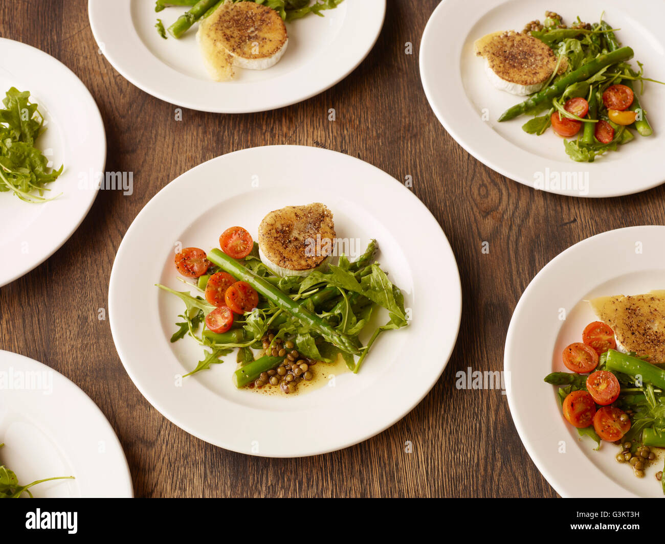 Platten mit gepfefferter gebratenen Ziegenkäse und Salat Stockfoto