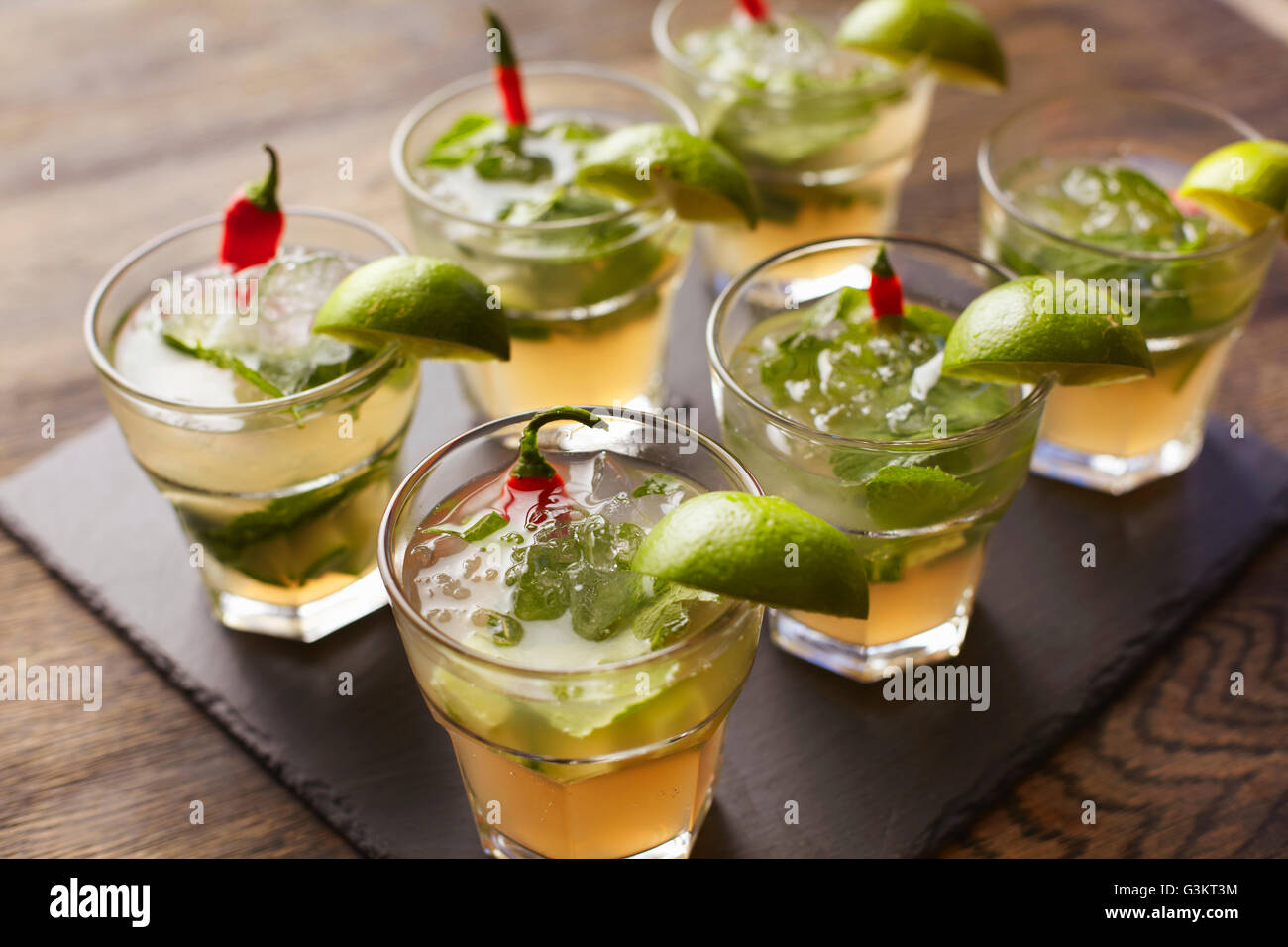 Chili Wodka-cocktail mit Limettenscheiben garniert Stockfoto