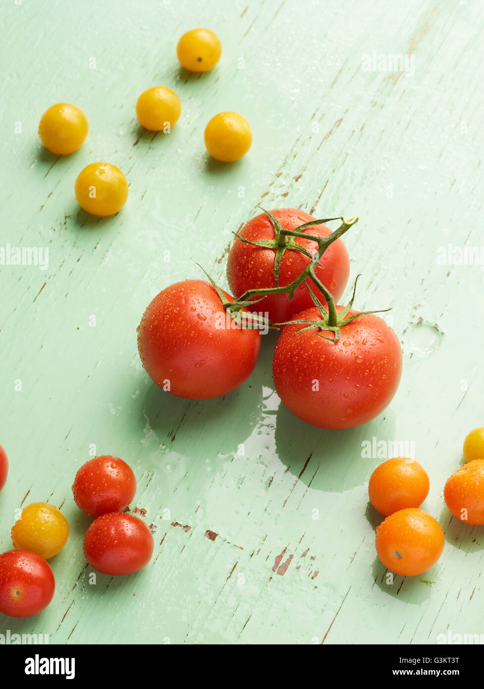 Draufsicht der Tomaten auf grünem Hintergrund Stockfoto