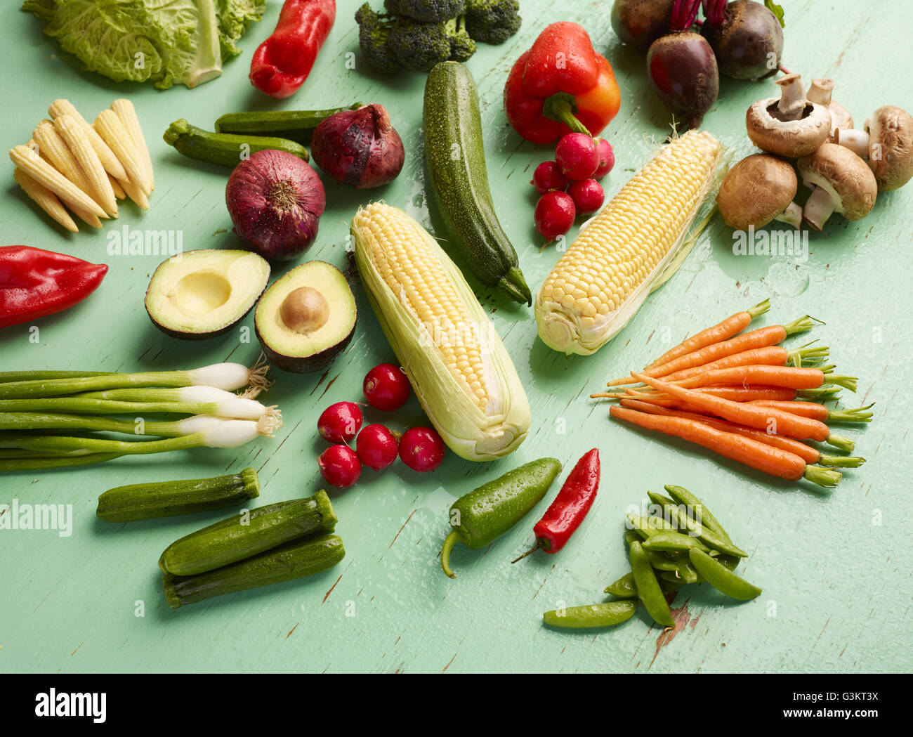 Draufsicht des Gemüses auf grünem Hintergrund Stockfoto