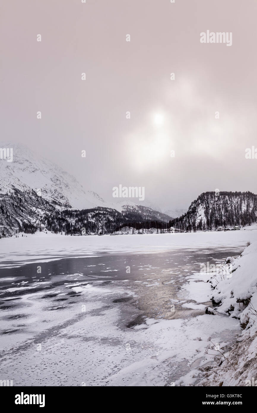 Zugefrorenen See und Schnee bedeckt Berge, Engadin, Schweiz Stockfoto