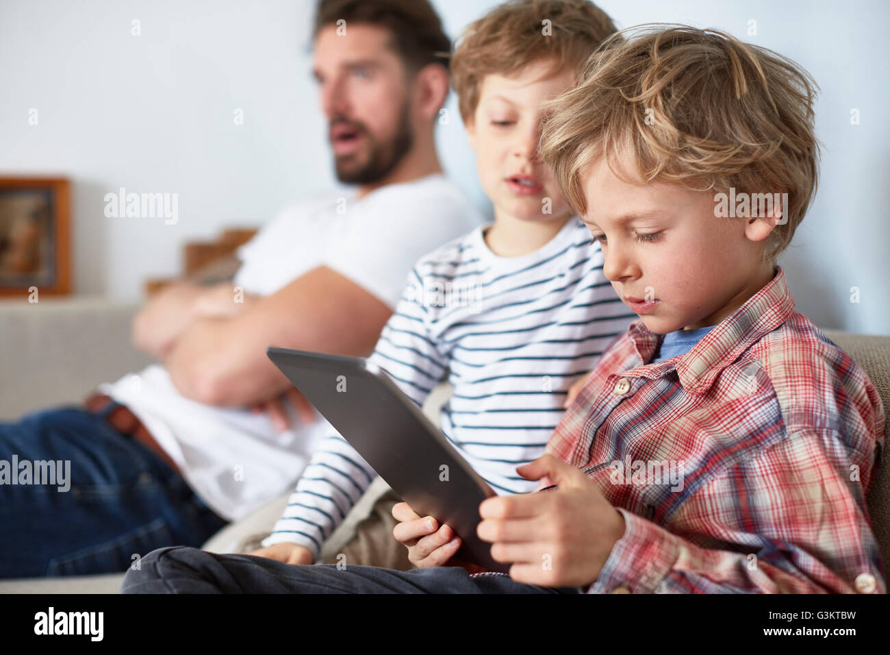 Jungen mit Vater mit digital-Tablette Stockfoto