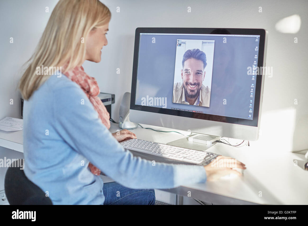 Frau macht Desktop-Videokonferenz an Freund Stockfoto