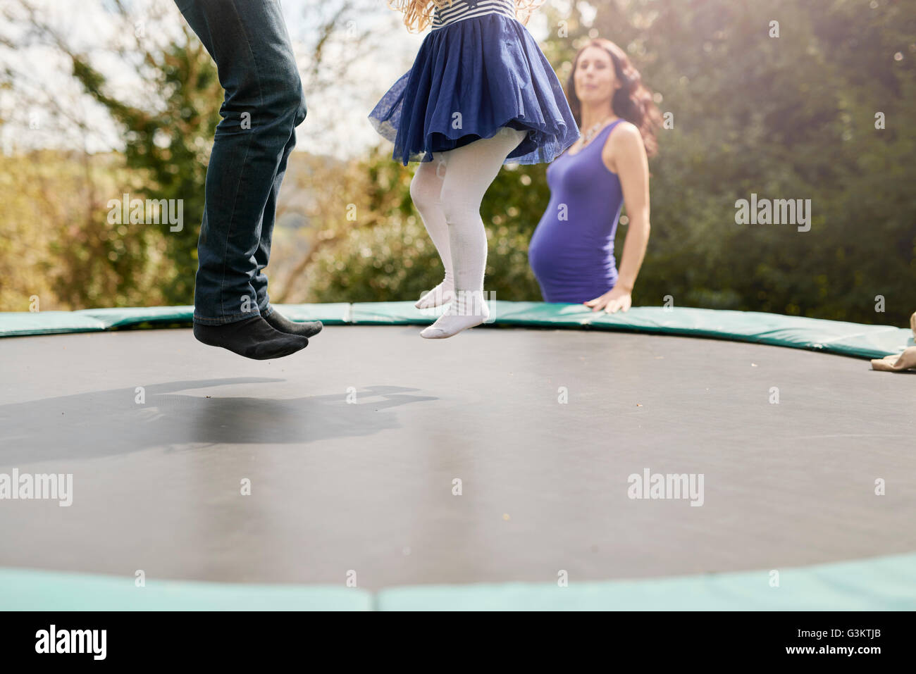 Niedrigen Bereich von Vater und Tochter hüpfen auf dem Trampolin Stockfoto