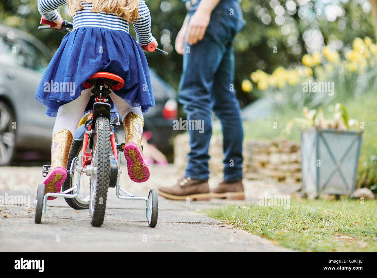 Vater Lehre Tochter Fahrrad auf der Straße fahren Stockfoto