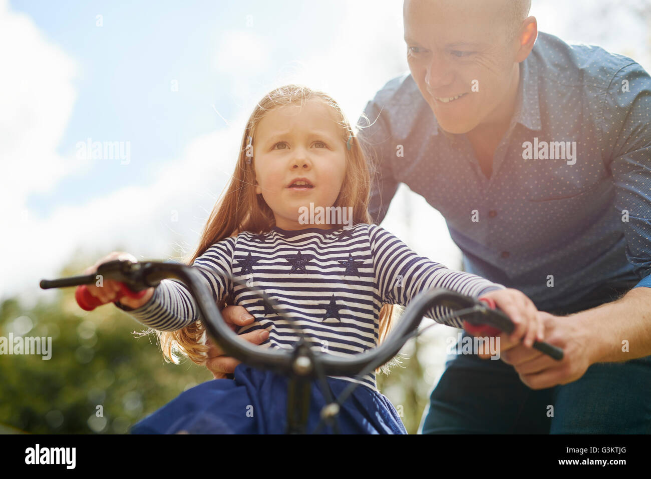 Vater Lehre Tochter, Fahrrad fahren Stockfoto