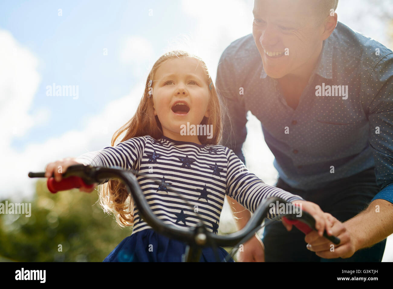 Vater Lehre Tochter, Fahrrad fahren Stockfoto