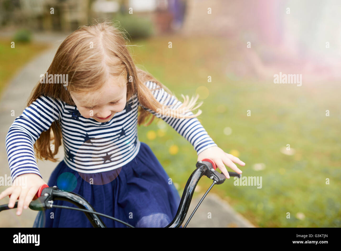 Mädchen Reiten Fahrrad Stockfoto