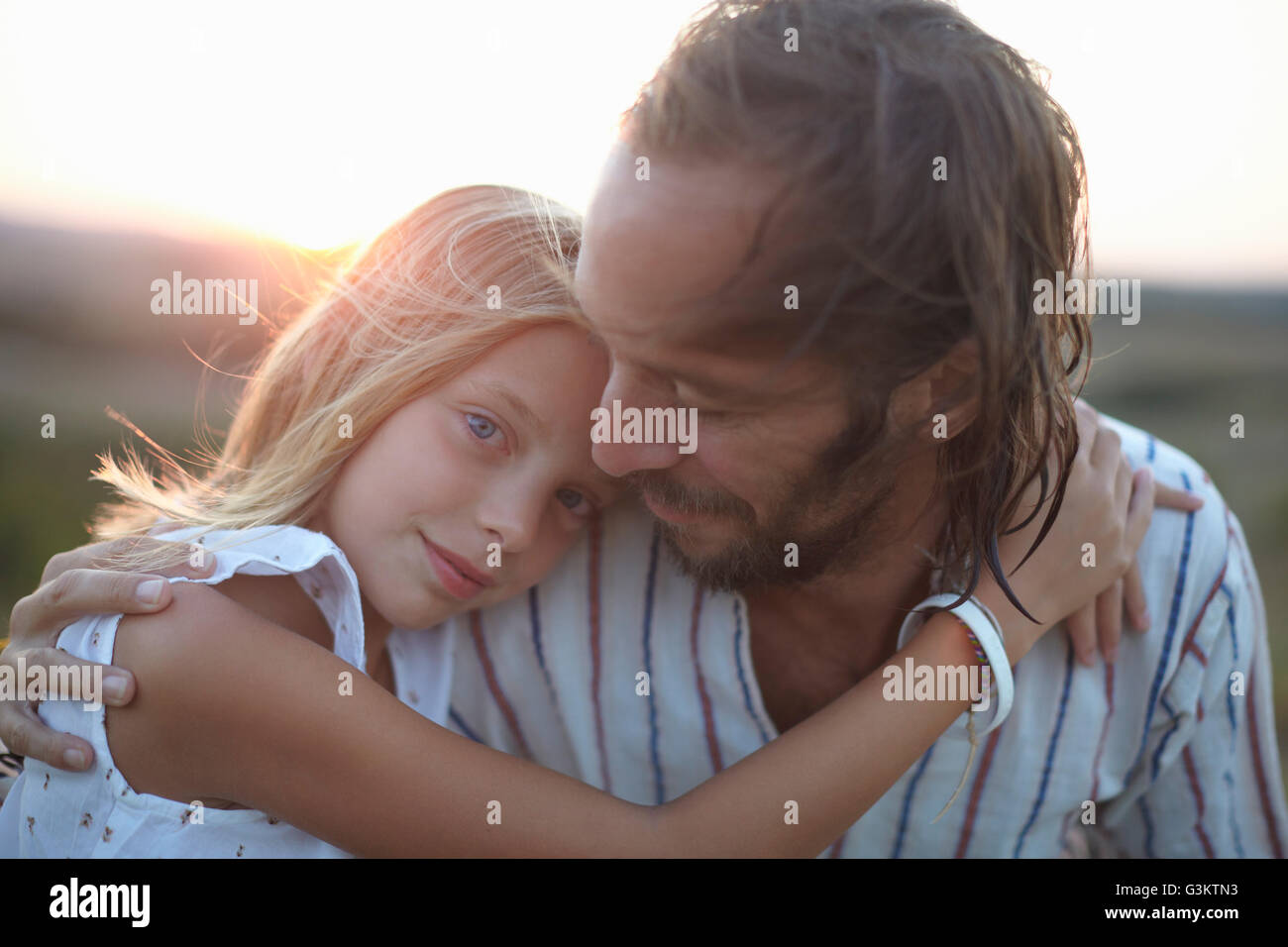 Porträt von Mädchen umarmt Vater, Buonconvento, Toskana, Italien Stockfoto