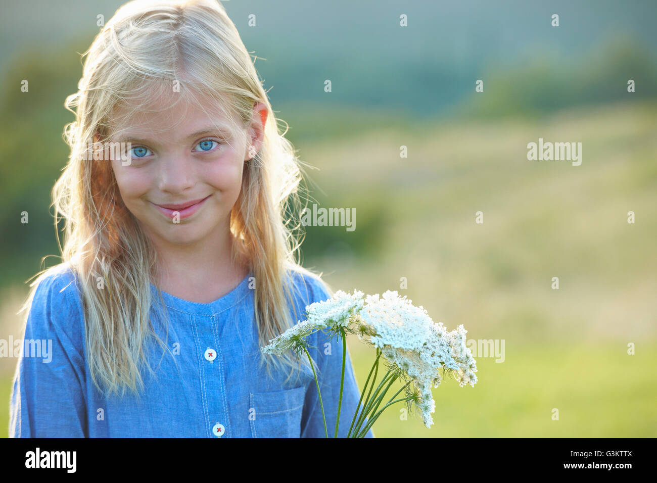 Porträt des jungen Mädchens im Feld Stockfoto