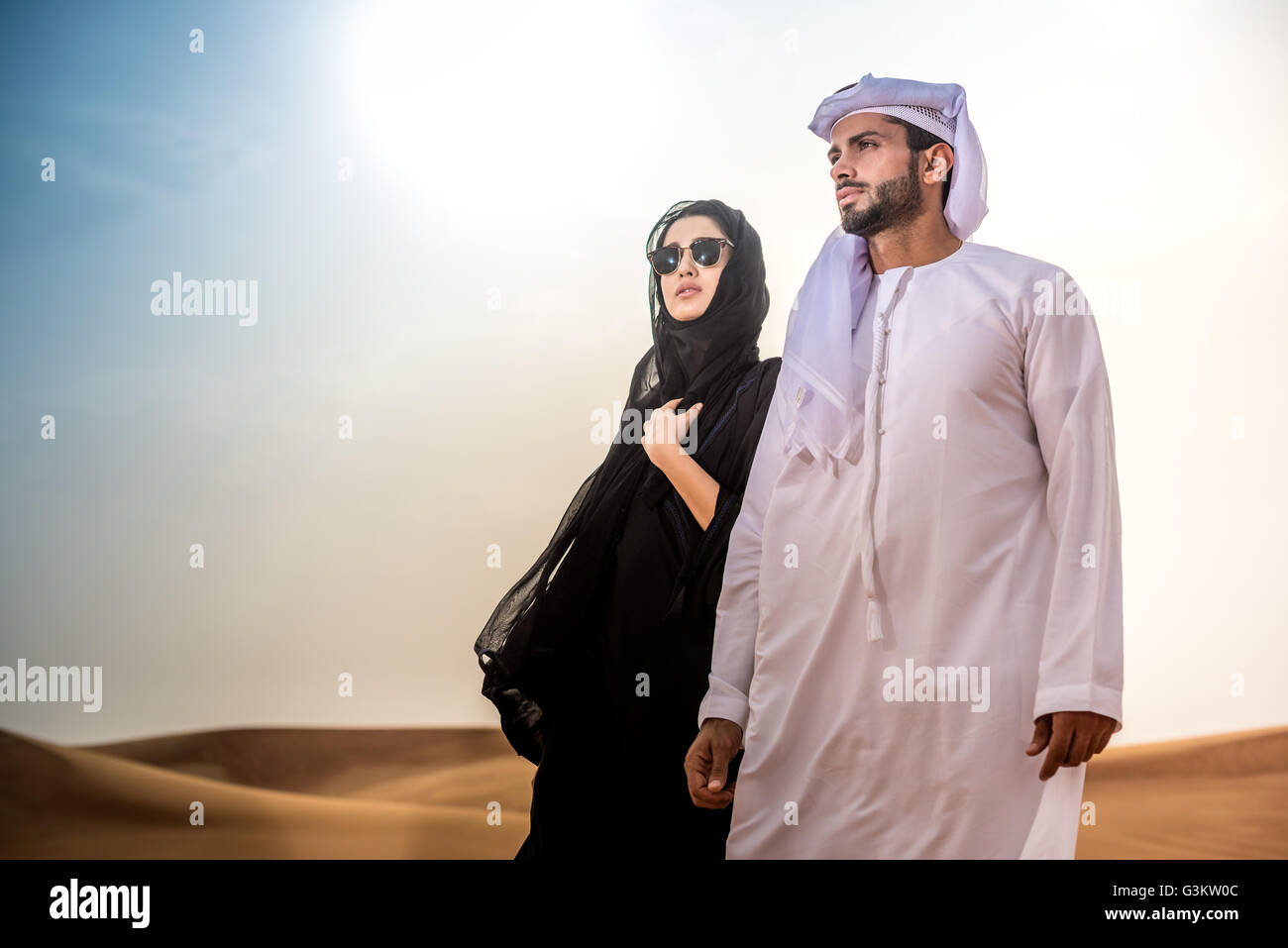 Paar mittleren Ostens Tracht in der Wüste, Dubai, Vereinigte Arabische Emirate Stockfoto