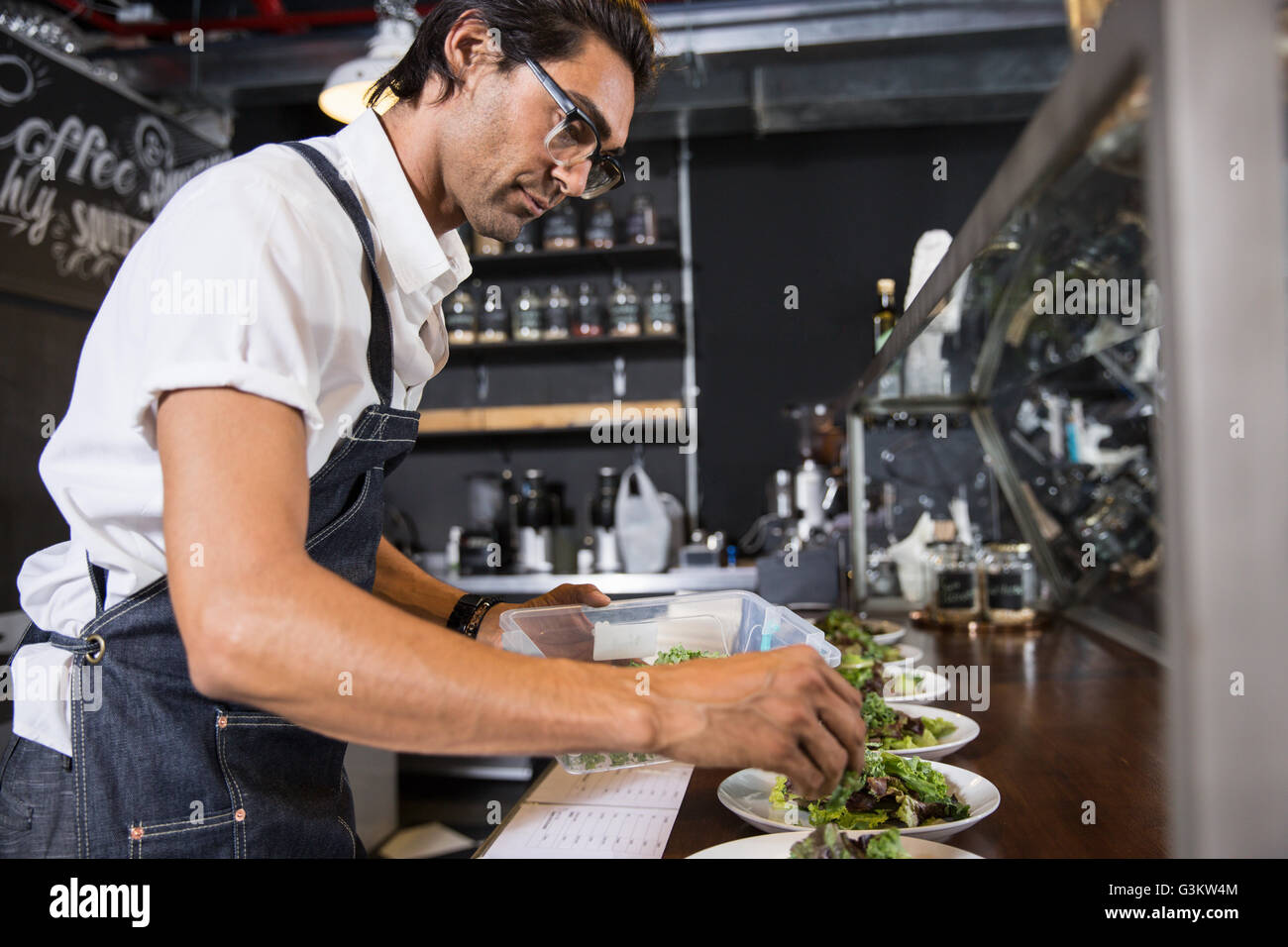 Gastronom bereitet Salat hinter Service-counter Stockfoto
