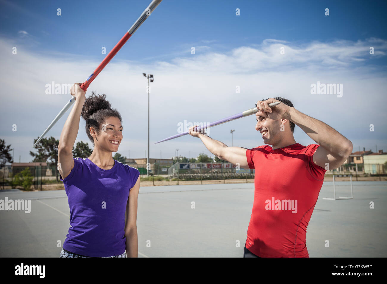 Mann, weibliche Speerwerfer am Sportplatz anweisen Stockfoto