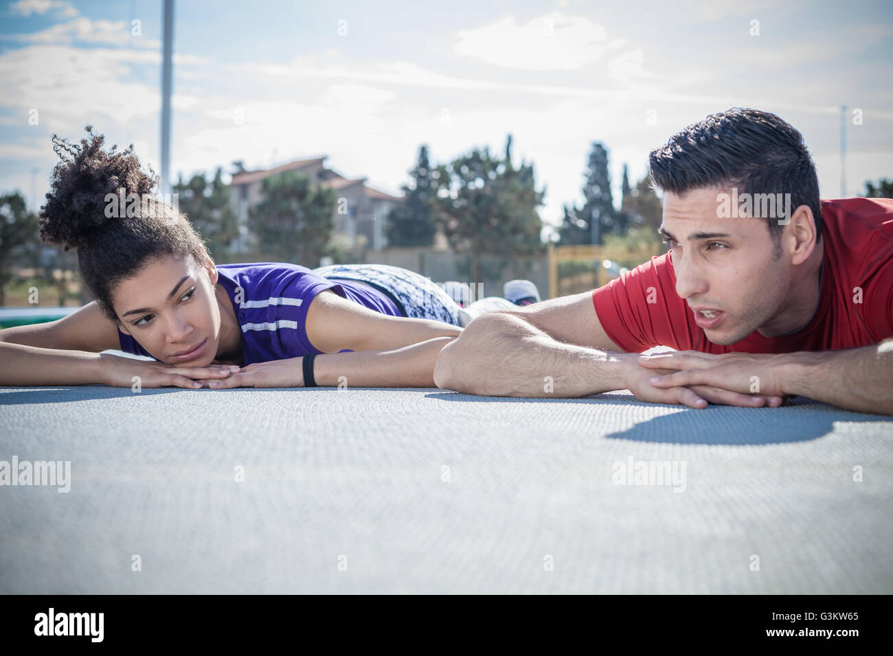 Junger Mann und Frau, training, eine Pause auf asphalt Stockfoto