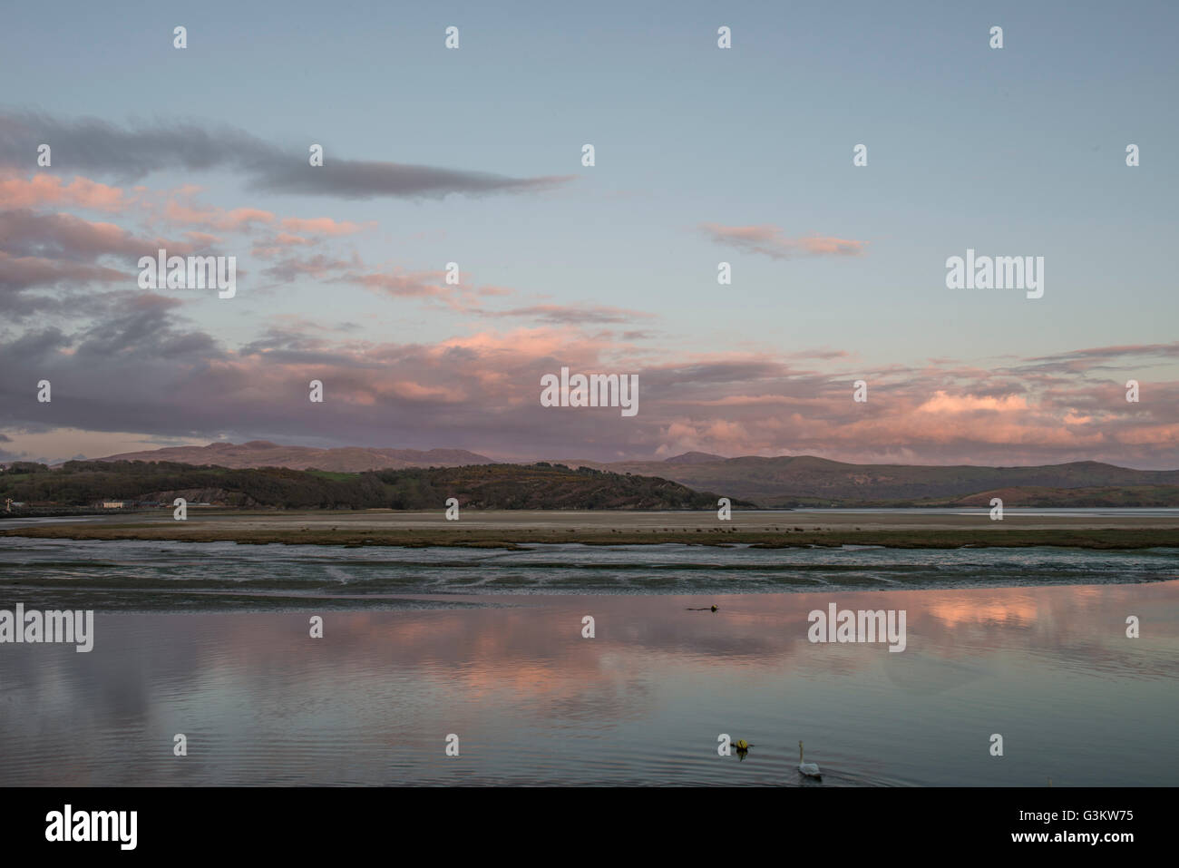Meer und Ferne Berge bei Dämmerung, Porthmadog, Wales, UK Stockfoto