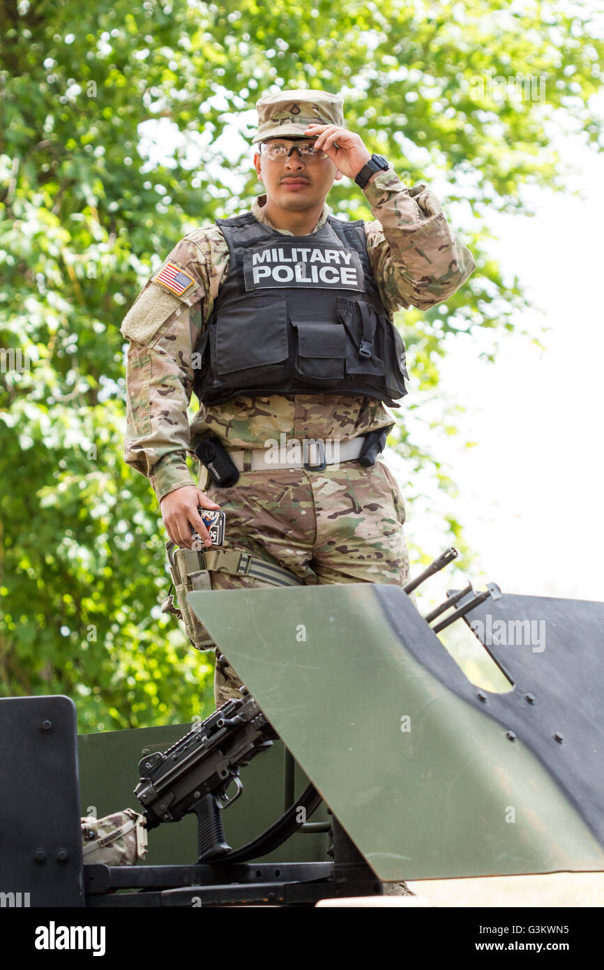 Kupiskis, Litauen - 12. Juni 2016: Militärische Ausrüstung und Soldaten in Dragoon Fahrt II Stockfoto