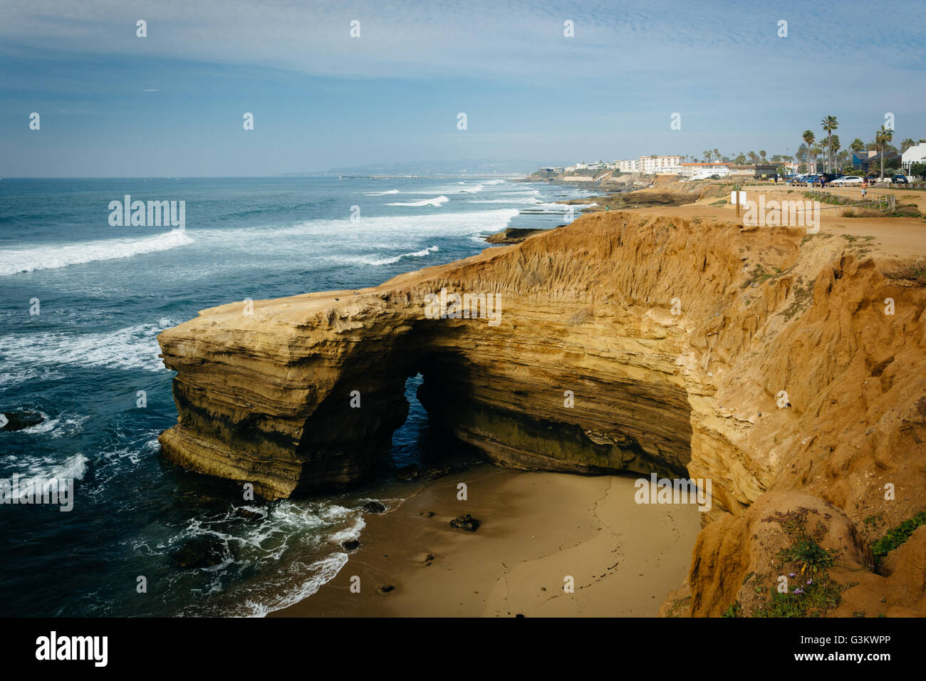 Höhle und Klippen entlang des Pazifischen Ozeans am Sunset Cliffs Natural Park in Point Loma, Kalifornien. Stockfoto