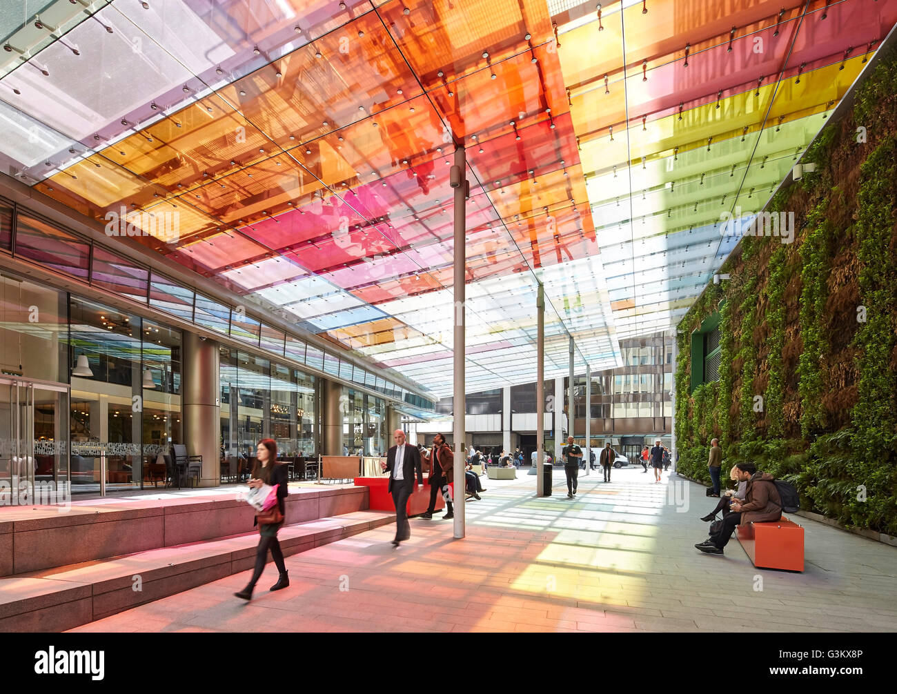 Überdachte Passage mit lebende Wand und öffentlichen Bereich. 62 Buckingham Gate, London, Vereinigtes Königreich. Architekt: PCP Architekten, 2016. Stockfoto