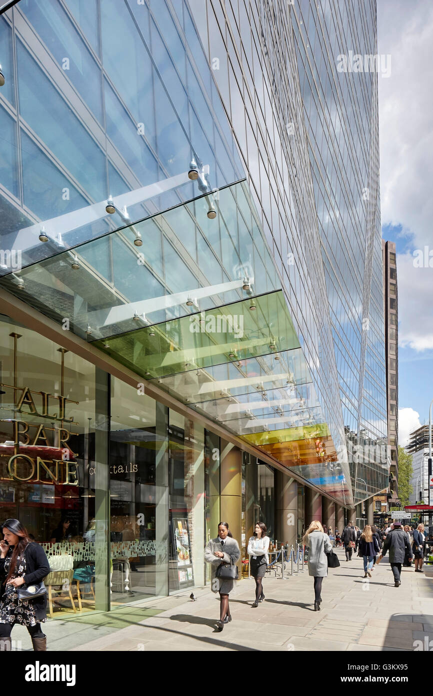 Fassade Perspektive entlang beschäftigt. 62 Buckingham Gate, London, Vereinigtes Königreich. Architekt: PCP Architekten, 2016. Stockfoto