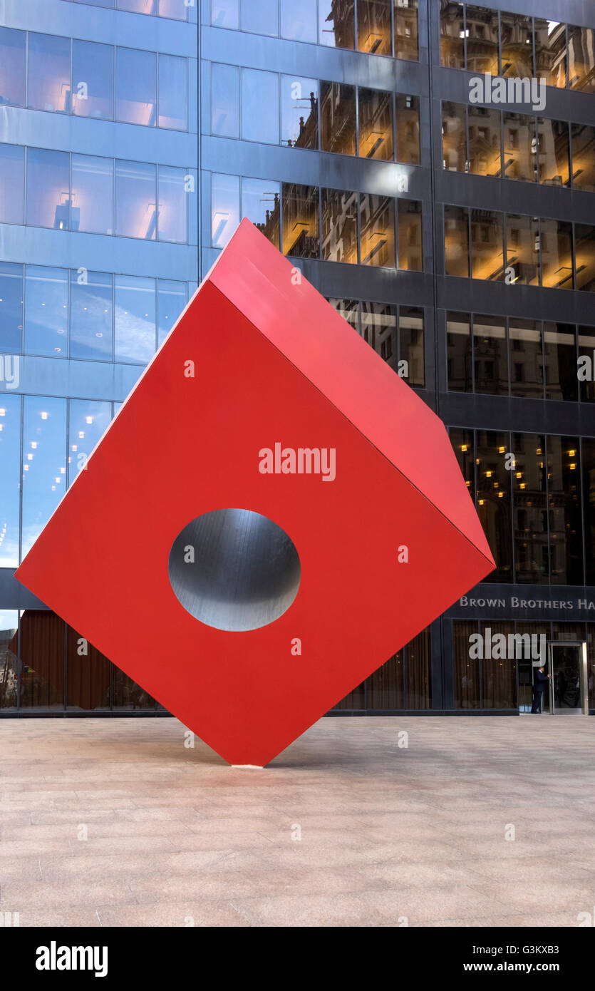 Red Cube, eine Skulptur von Isamu Noguchi vor die Brown Brothers Harriman Gebäude am Broadway in New York City-Financial District Stockfoto