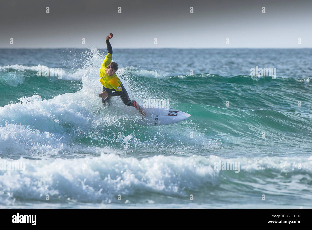 Ein Surfer in spektakulären Aktion wie er in einem UK Pro Surf Tour-Wettbewerb am Fistral in Newquay, Cornwall konkurriert. VEREINIGTES KÖNIGREICH. Stockfoto