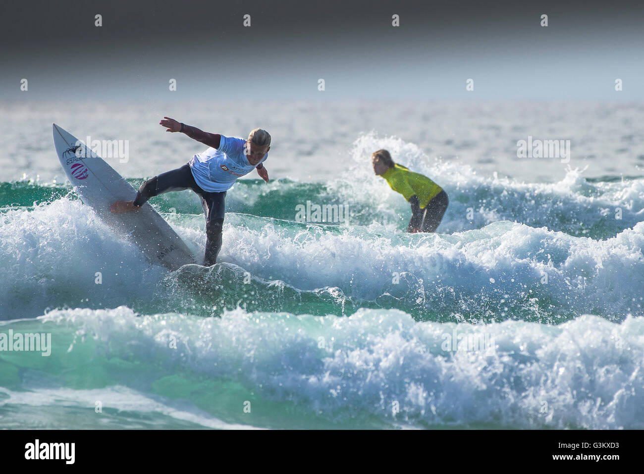 Surfer in spektakulären Aktion wie sie im Wettbewerb am Fistral in Newquay, Cornwall UK Pro Surf-Tour teilnehmen. VEREINIGTES KÖNIGREICH. Stockfoto