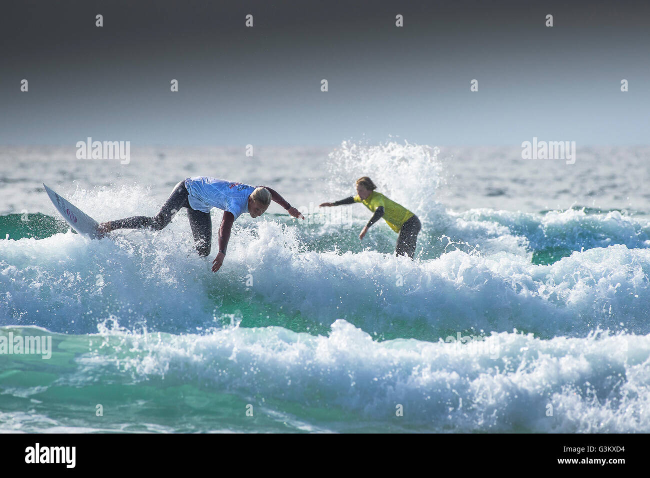 Surfer in spektakulären Aktion wie sie im Wettbewerb am Fistral in Newquay, Cornwall UK Pro Surf-Tour teilnehmen. VEREINIGTES KÖNIGREICH. Stockfoto