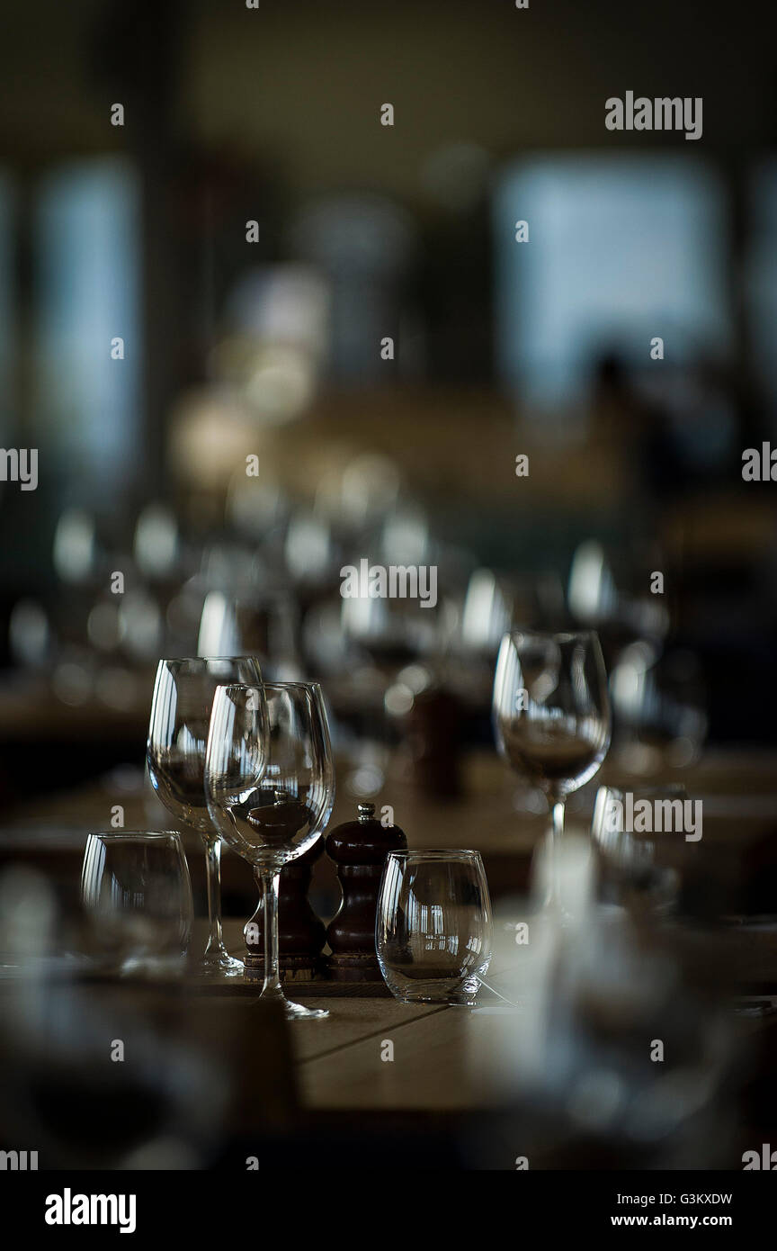 Leere Gläser auf einem Tisch in einem Restaurant. Stockfoto
