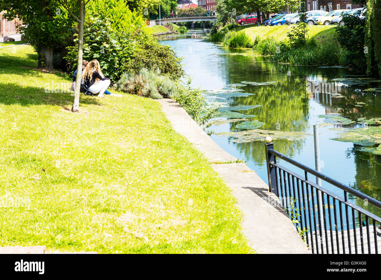 junge Liebe Liebhaber sitzen am Fluss Fluss Welland Spalding Stadt Lincolnshire UK England englische Flüsse Städte Stockfoto