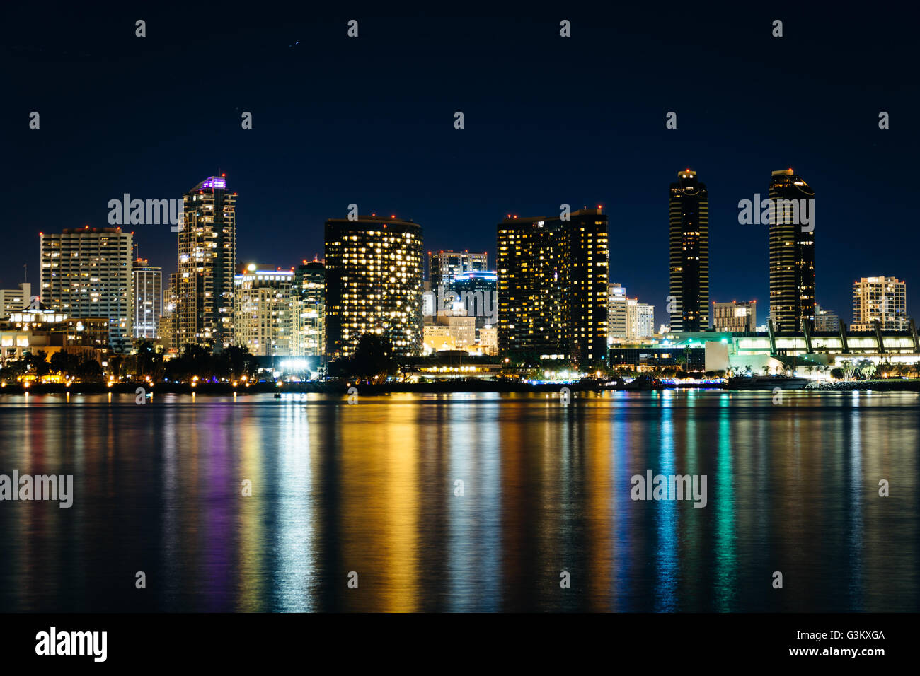 Die Skyline von San Diego in der Nacht, gesehen vom Centennial Park in Coronado, Kalifornien. Stockfoto