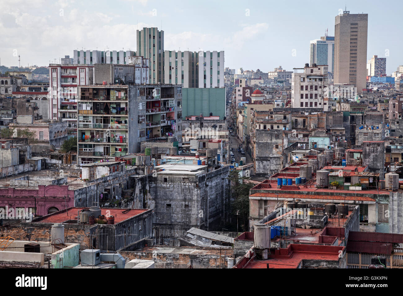 Ansicht von baufälligen Häusern und Dächern im Zentrum der Stadt, Havanna, Kuba Stockfoto