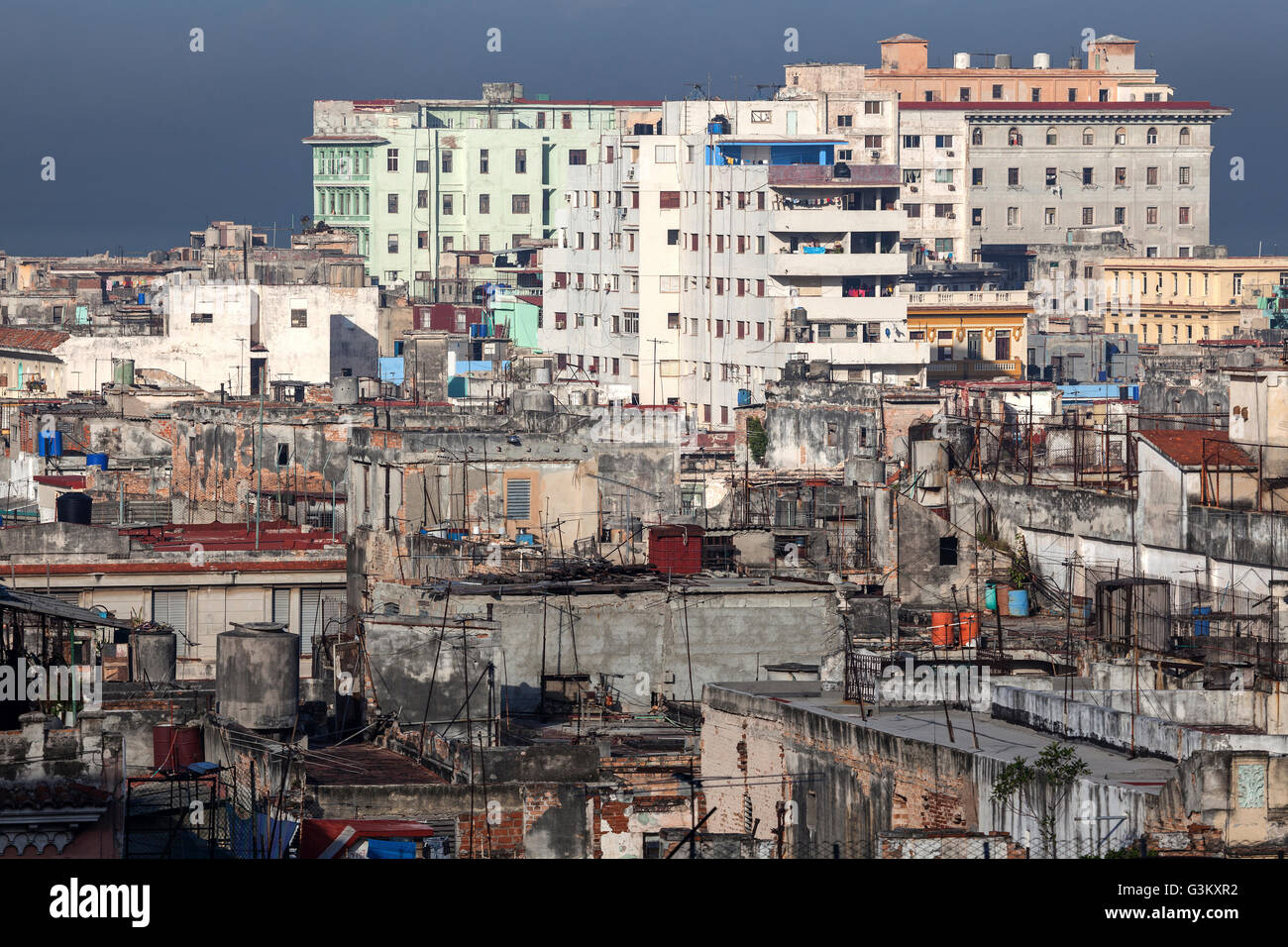 Blick auf Häuser und Dächer im Zentrum der Stadt, Havanna, Kuba Stockfoto