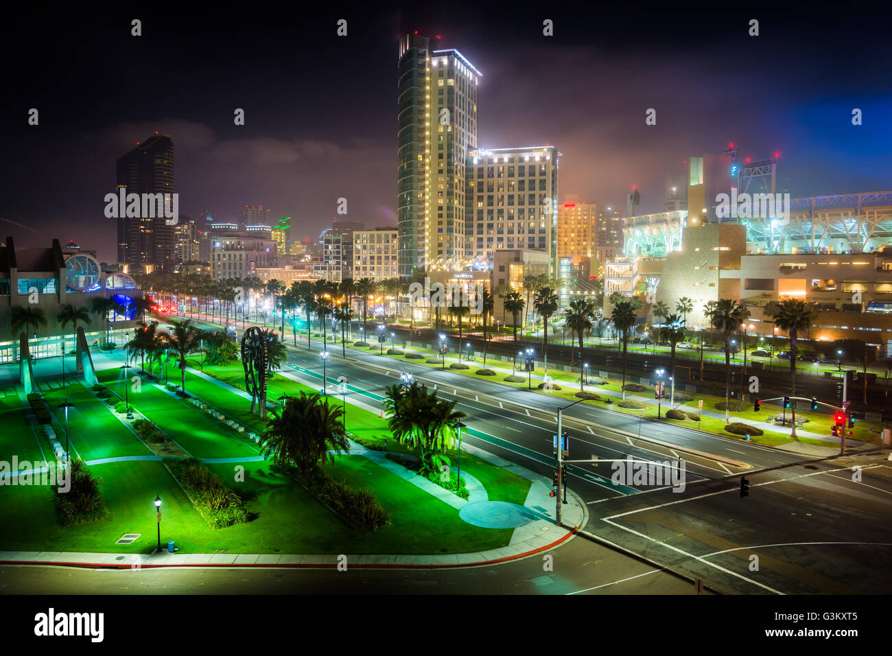 Blick auf Harbor Drive und Wolkenkratzer in der Nacht, in San Diego, Kalifornien. Stockfoto