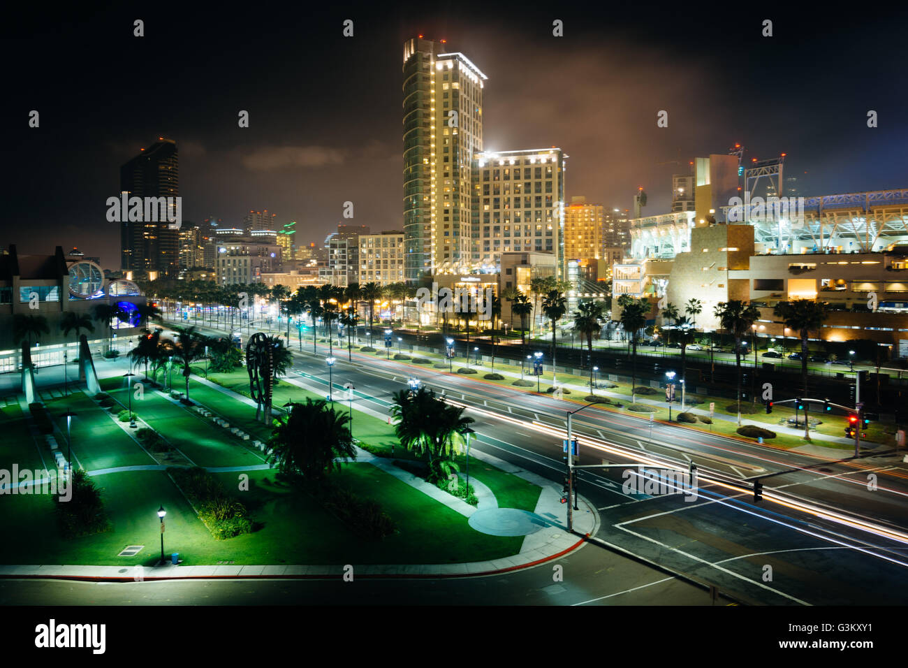 Blick auf Harbor Drive und Wolkenkratzer in der Nacht, in San Diego, Kalifornien. Stockfoto