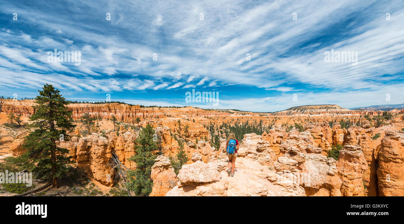 Wanderer mit Rucksack in bizarre Landschaft, rötliche Felslandschaft mit Feenkamine, Sandstein-Formationen Stockfoto