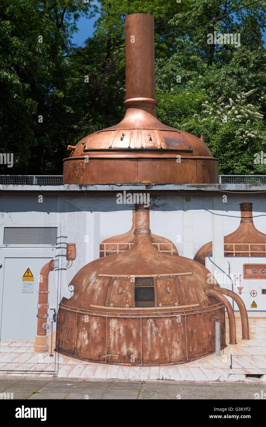 Alten Braukessel und Wandbild am Stuttgarter Hofbräu Brauerei, Hofbräuhaus, Stuttgart, Deutschland Stockfoto