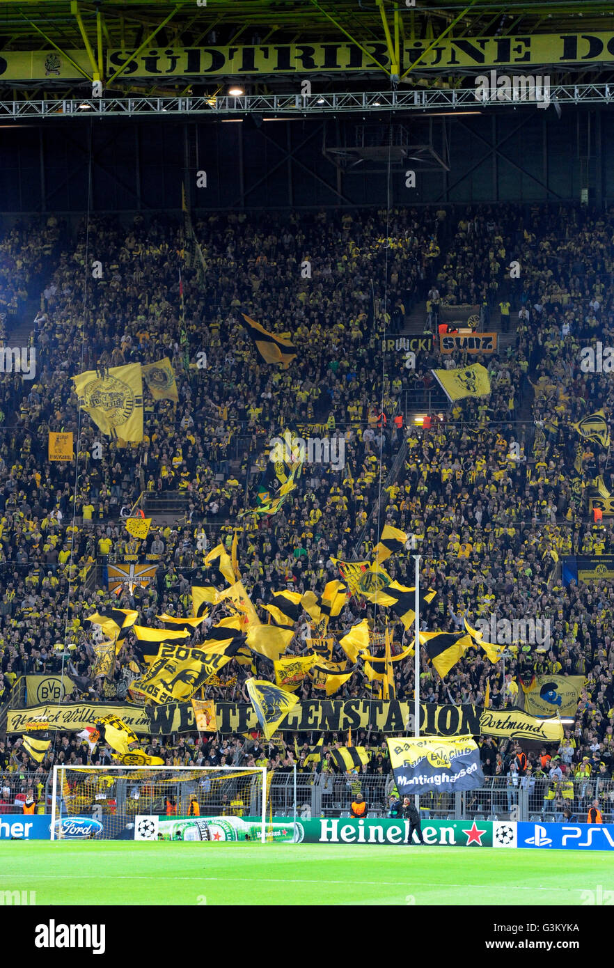 BVB-Fans in der Südkurve schwenkten ihre Fahnen vor dem Start des Spiels, UEFA Champions League, Borussia Dortmund - Ajax Stockfoto