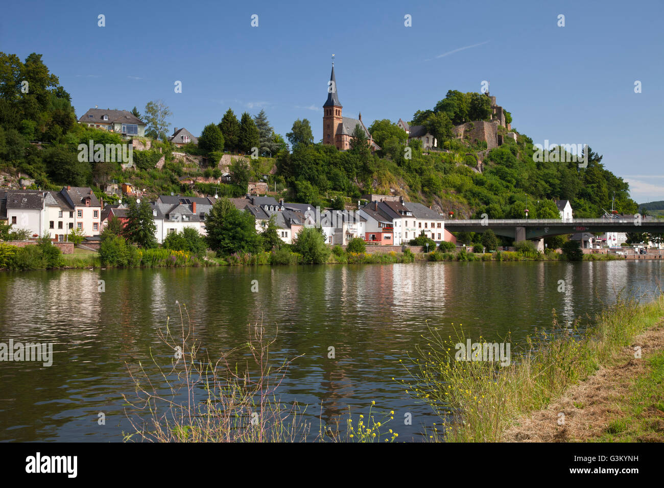 Saar-Ufer mit Blick auf die Stadt und Saarburg Burg Ruinen, Saarburg, Saar Fluss, Rheinland-Pfalz, PublicGround Stockfoto