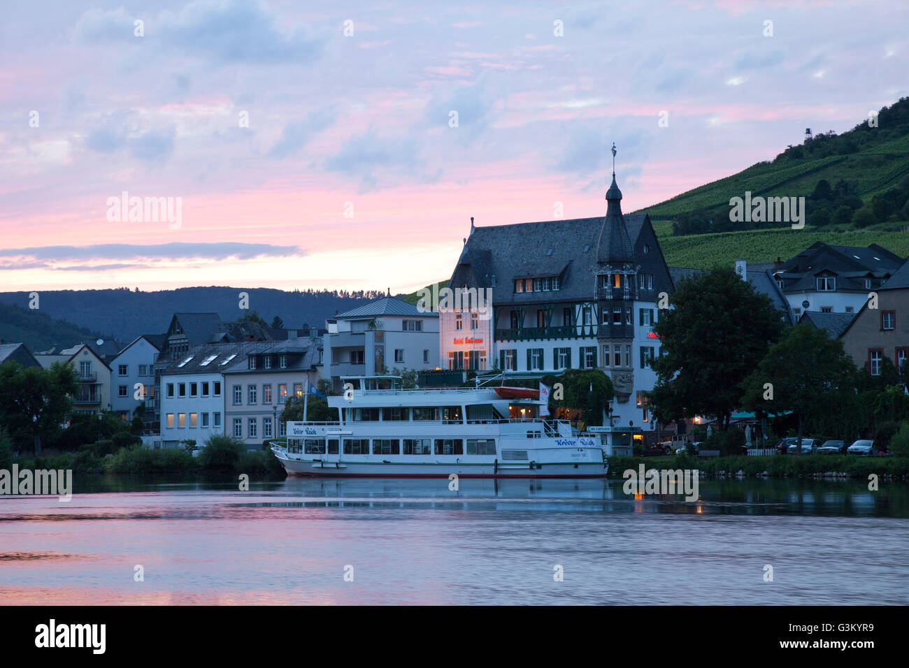 Ufer des Flusses Mosel mit einem angedockten Schiff im Abendlicht, Traben-Trarbach, Mosel, Rheinland-Pfalz, PublicGround Stockfoto